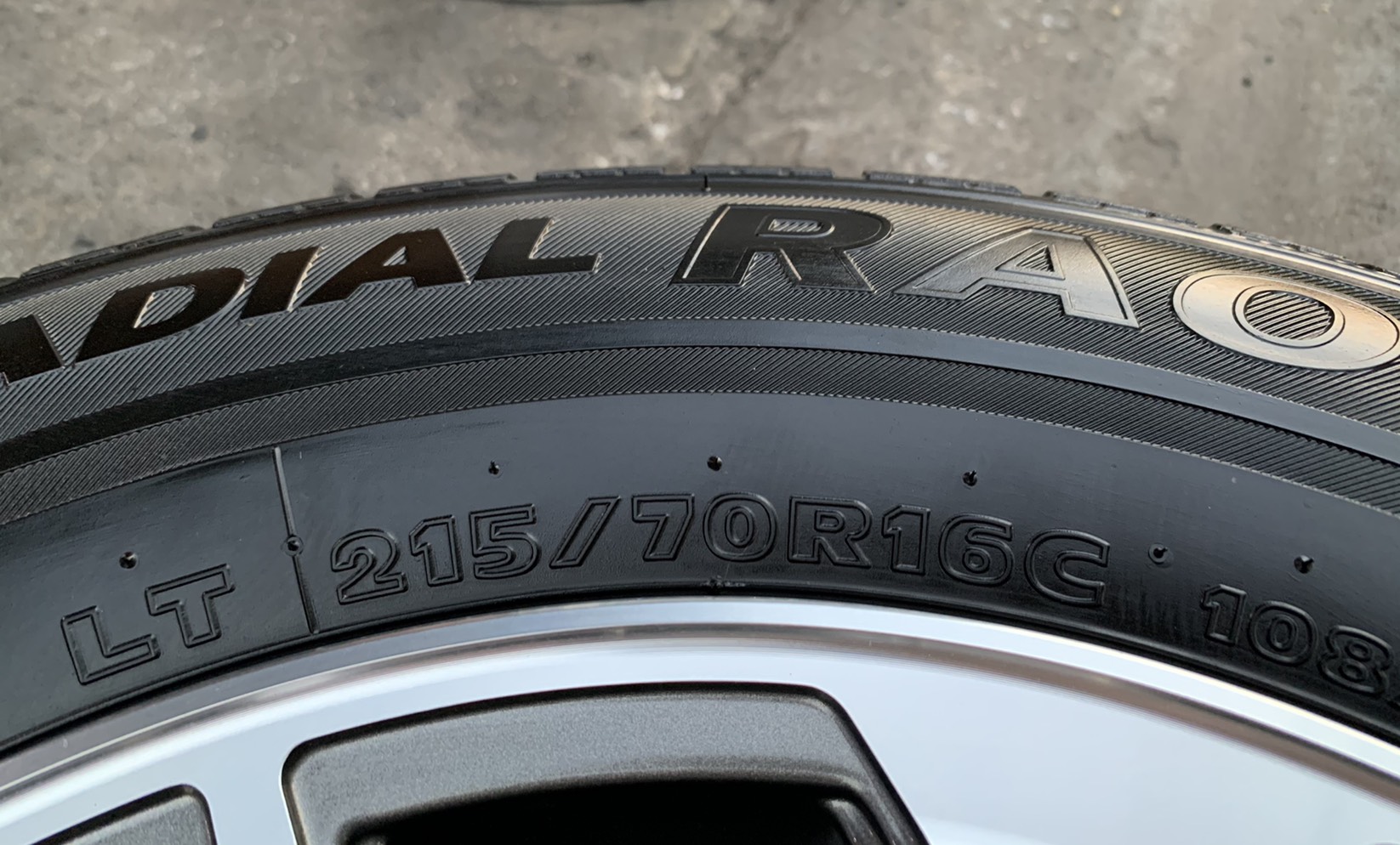 ล้อแม็กป้ายแดง Hyundai ฮุนได H1 รุ่นใหม่ล่าสุด ขอบ 16 พร้อมยางป้ายแดง 215-70-16 Hankook สวยกริ๊บๆ