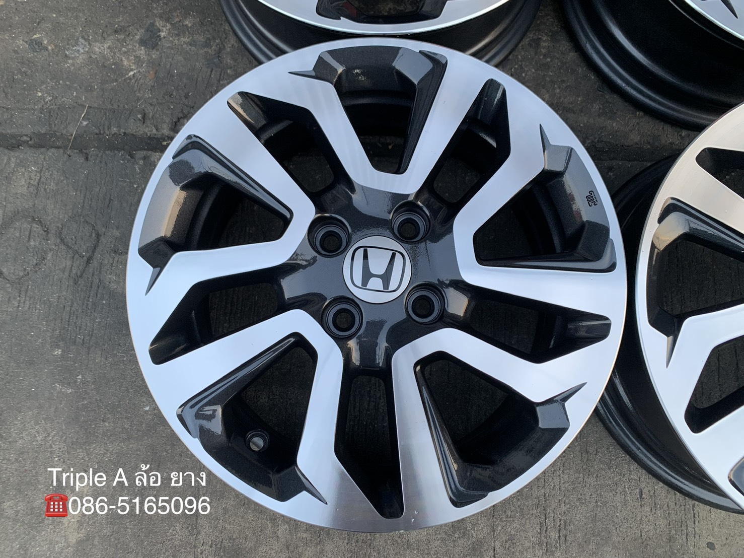 ล้อแม็ก Honda Jazz ตัวรองท็อป ขอบ 15 สีเทาปัดหน้าเงา สวยกริ๊บ ล้อแม็ก Honda Jazz ตัวรองท็อป ขอบ 15 สีเทาปัดหน้าเงา สวยกริ๊บ