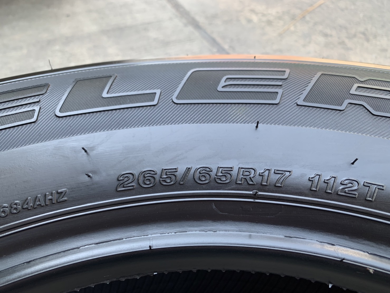 ยางใหม่ป้ายแดง 265-65-17 Bridgestone ปลายปี 21 ใหม่ยกห้าง ถอดจากโชว์รูม ยางใหม่ป้ายแดง 265-65-17 Bridgestone ปลายปี 21 ใหม่ยกห้าง ถอดจากโชว์รูม