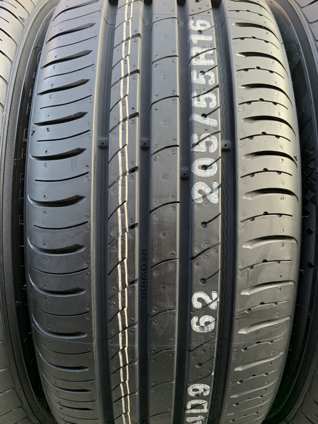 ยางใหม่ 205-55-16 KUMHO ปี 20 ใหม่ๆ กริ๊บๆ ยางใหม่ 205-55-16 KUMHO ปี 20 ใหม่ๆ กริ๊บๆ