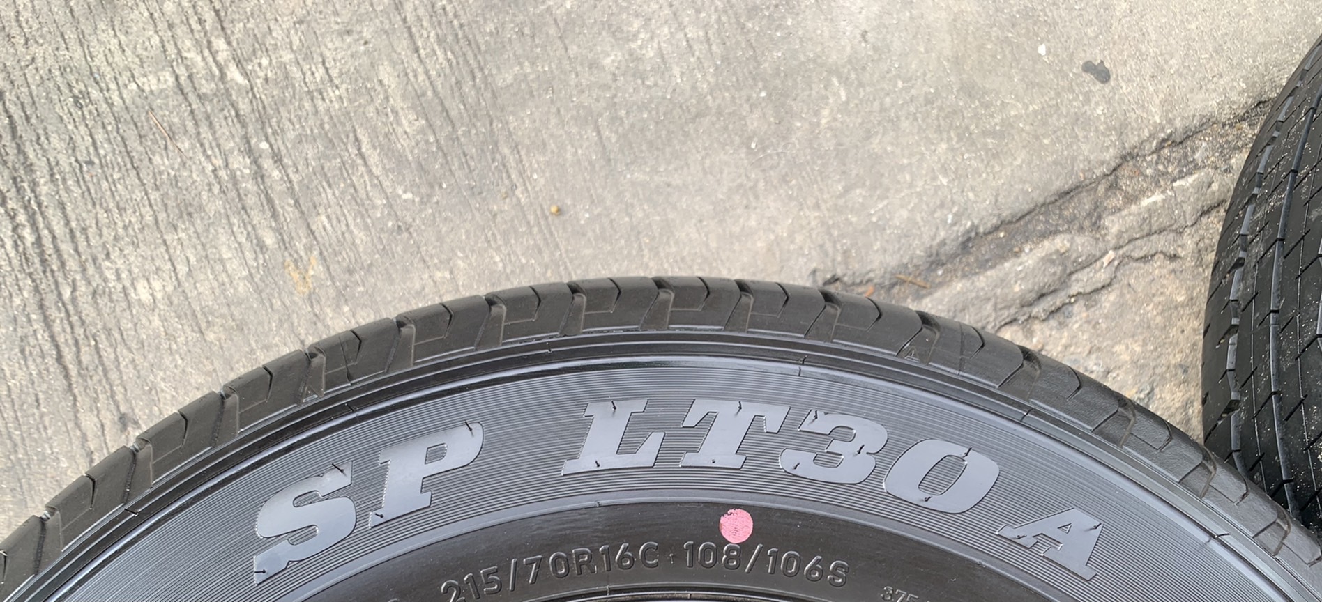 ยางป้ายแดง 215-70-16 Dunlop ปี 21 เหมาะสำหรับ รถกระบะตัวเตี้ย ทุกรุ่น