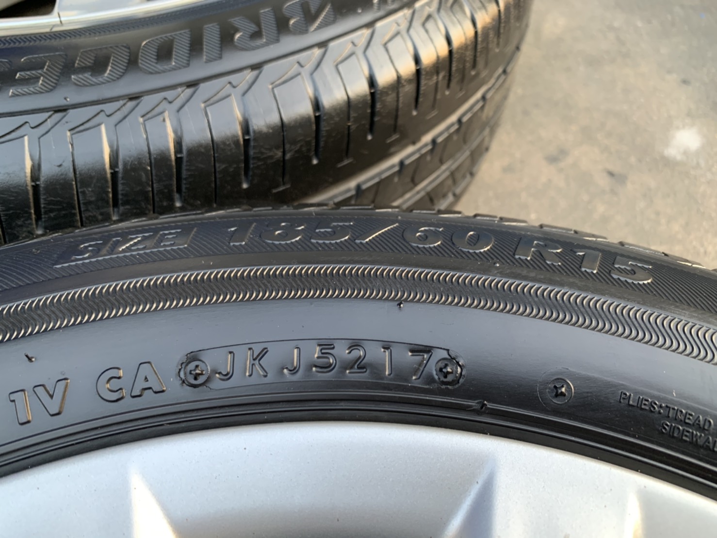 ล้อแม็ก Toyota Vios รุ่น 12 ก้าน ขอบ 15 พร้อมยาง 185-60-15 Bridgestone ปลายปี 17 ล้อแม็ก Toyota Vios รุ่น 12 ก้าน ขอบ 15 พร้อมยาง 185-60-15 Bridgestone ปลายปี 17
