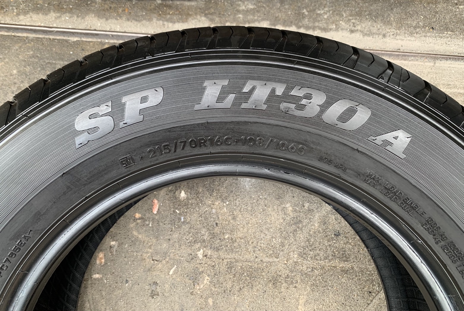 ยางป้ายแดง 215-70-16 Dunlop ปี 21 สวยกริ๊บๆ เหมาะสำหรับ รถกระบะตัวเตี้ย ทุกรุ่น