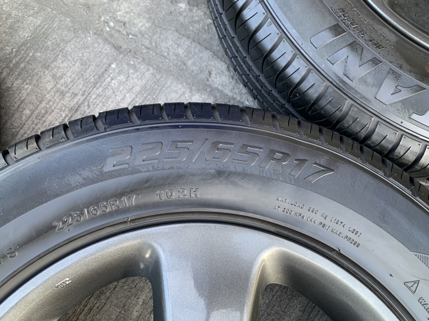 ล้อแม็ก 5รู114 Honda CR-V ลาย 5 ก้าน ขอบ 17 สีเทากัน พร้อมยาง 225-65-17 OTANI ปี 19 สวยๆ ล้อแม็ก 5รู114 Honda CR-V ลาย 5 ก้าน ขอบ 17 สีเทากัน พร้อมยาง 225-65-17 OTANI ปี 19 สวยๆ