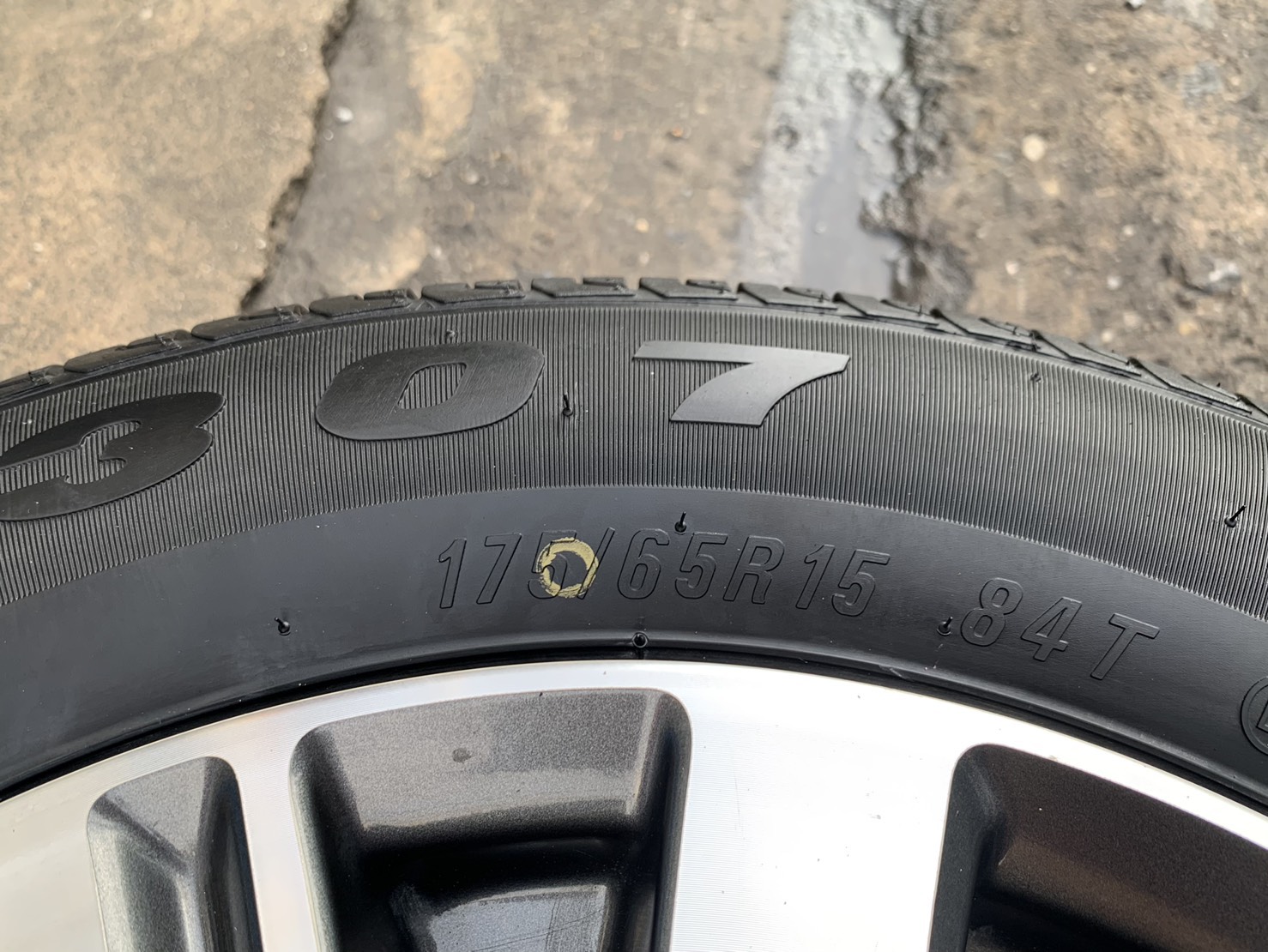 ล้อแม็ก Honda City ตัวท็อป ขอบ 15 ดำหน้าเงา พร้อมยางป้ายแดง 175-65-15 Maxxis ปี 21 ล้อแม็ก Honda City ตัวท็อป ขอบ 15 ดำหน้าเงา พร้อมยางป้ายแดง 175-65-15 Maxxis ปี 21