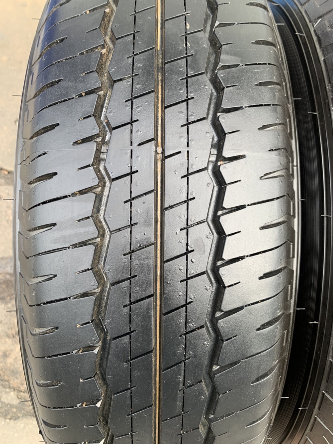 ยางป้ายแดง 215-70-16 Dunlop ปี 21 เหมาะสำหรับ รถกระบะตัวเตี้ย ทุกรุ่น