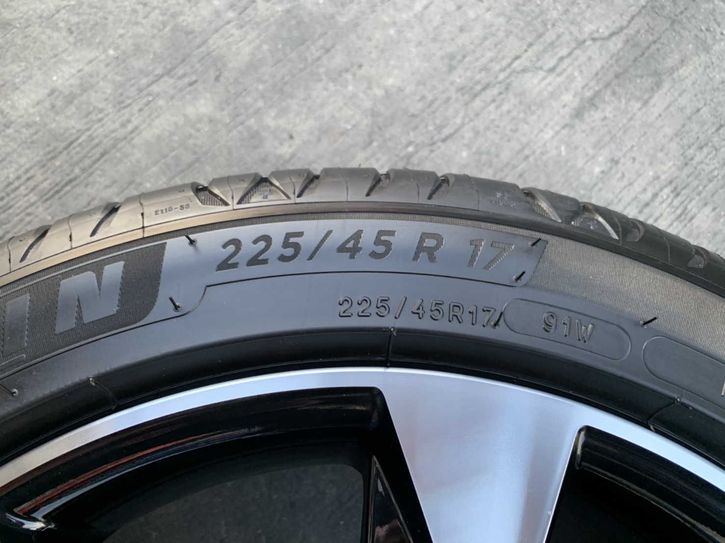 ล้อแม็กป้ายแดง 5รู100 Toyota Altis GR SPORT รุ่นใหม่ล่าสุด ขอบ 17 พร้อมยางป้ายแดง 225-45-17 Michelin ล้อแม็กป้ายแดง 5รู100 Toyota Altis GR SPORT รุ่นใหม่ล่าสุด ขอบ 17 พร้อมยางป้ายแดง 225-45-17 Michelin