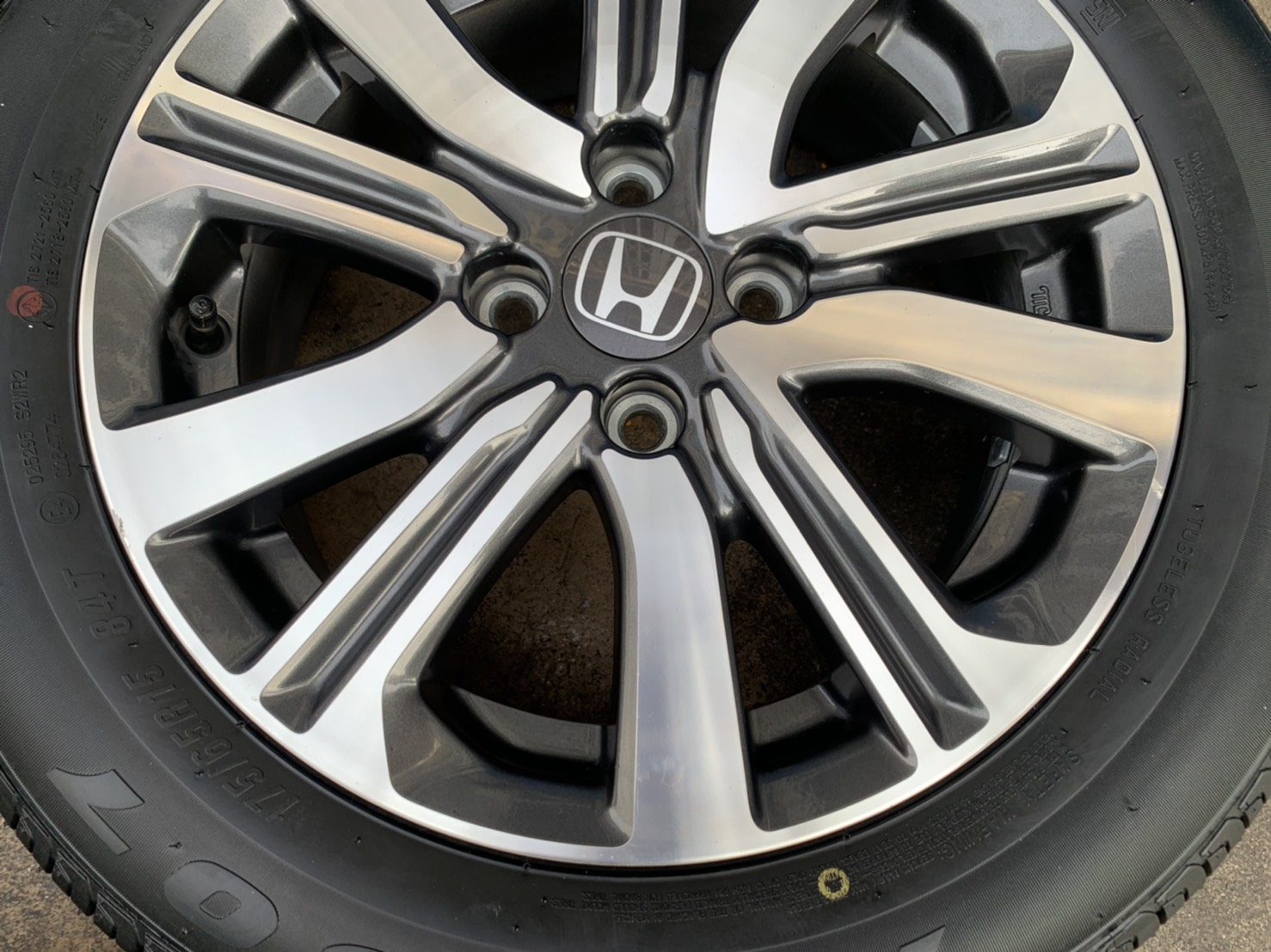 ล้อแม็ก Honda City ตัวท็อป ขอบ 15 ดำหน้าเงา พร้อมยางป้ายแดง 175-65-15 Maxxis ปี 21 ล้อแม็ก Honda City ตัวท็อป ขอบ 15 ดำหน้าเงา พร้อมยางป้ายแดง 175-65-15 Maxxis ปี 21