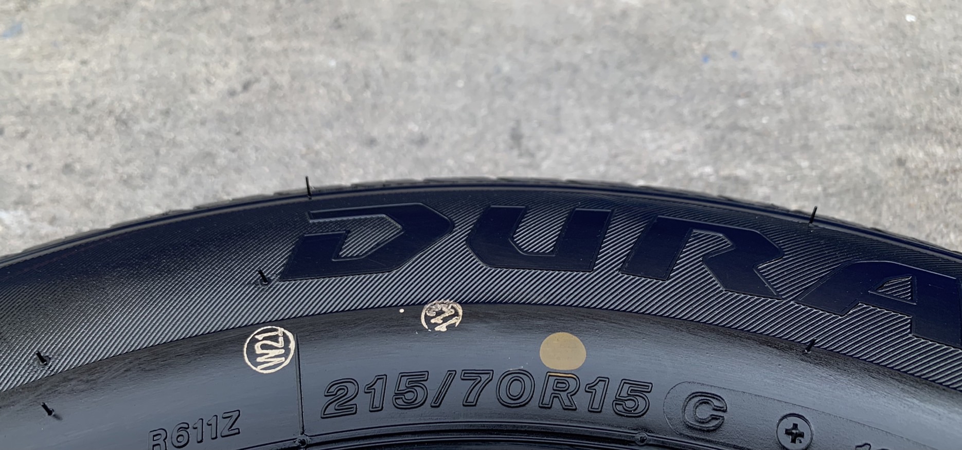 ยางป้ายแดง 215-70-15 Bridgestone ปลายปี 21 ใหม่กริ๊บๆ ใส่กับรถกระบะตัวเตี้ยได้ทุกรุ่น