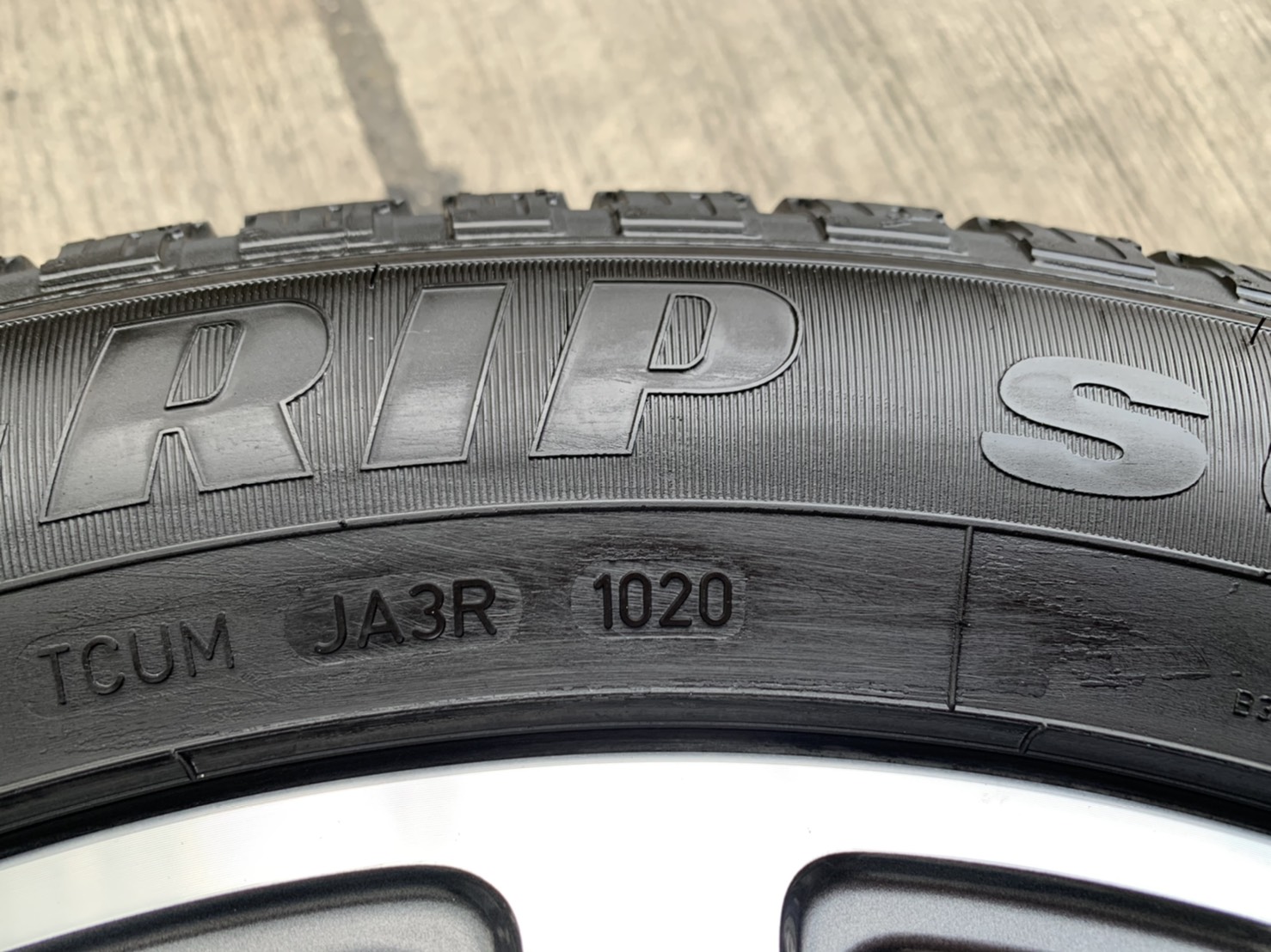 ล้อแม็กป้ายแดง Ford Everest รุ่นใหม่ ขอบ 20 พร้อมยางป้ายแดง 265-50-20 GoodYear ปี 20 สวยกริ๊บ ล้อแม็กป้ายแดง Ford Everest รุ่นใหม่ ขอบ 20 พร้อมยางป้ายแดง 265-50-20 GoodYear ปี 20 สวยกริ๊บ