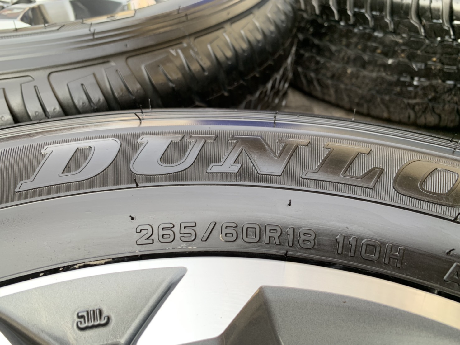 ล้อแม็ก Mitsu Triton รุ่นใหม่ล่าสุด ขอบ 18 เทาหน้าเงา พร้อมยางป้ายแดง 265-60-18 Dunlop ปี 20
