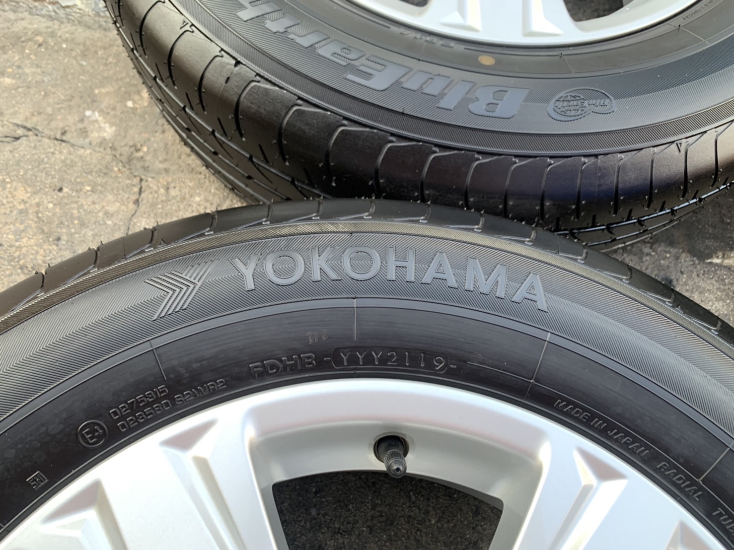ล้อแม็กป้ายแดง 5รู114 Toyota Alphard ขอบ 16 พร้อมยางป้ายแดง 215-65-16 Yokohama ปี 19