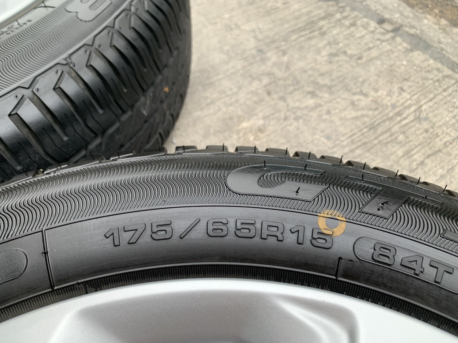 ล้อแม็กป้ายแดง Honda New Jazz ตัวรองท็อป ขอบ 15 พร้อมยางป้ายแดง 175-65-15 GoodYear ปี 20 สวยๆ ล้อแม็กป้ายแดง Honda New Jazz ตัวรองท็อป ขอบ 15 พร้อมยางป้ายแดง 175-65-15 GoodYear ปี 20 สวยๆ