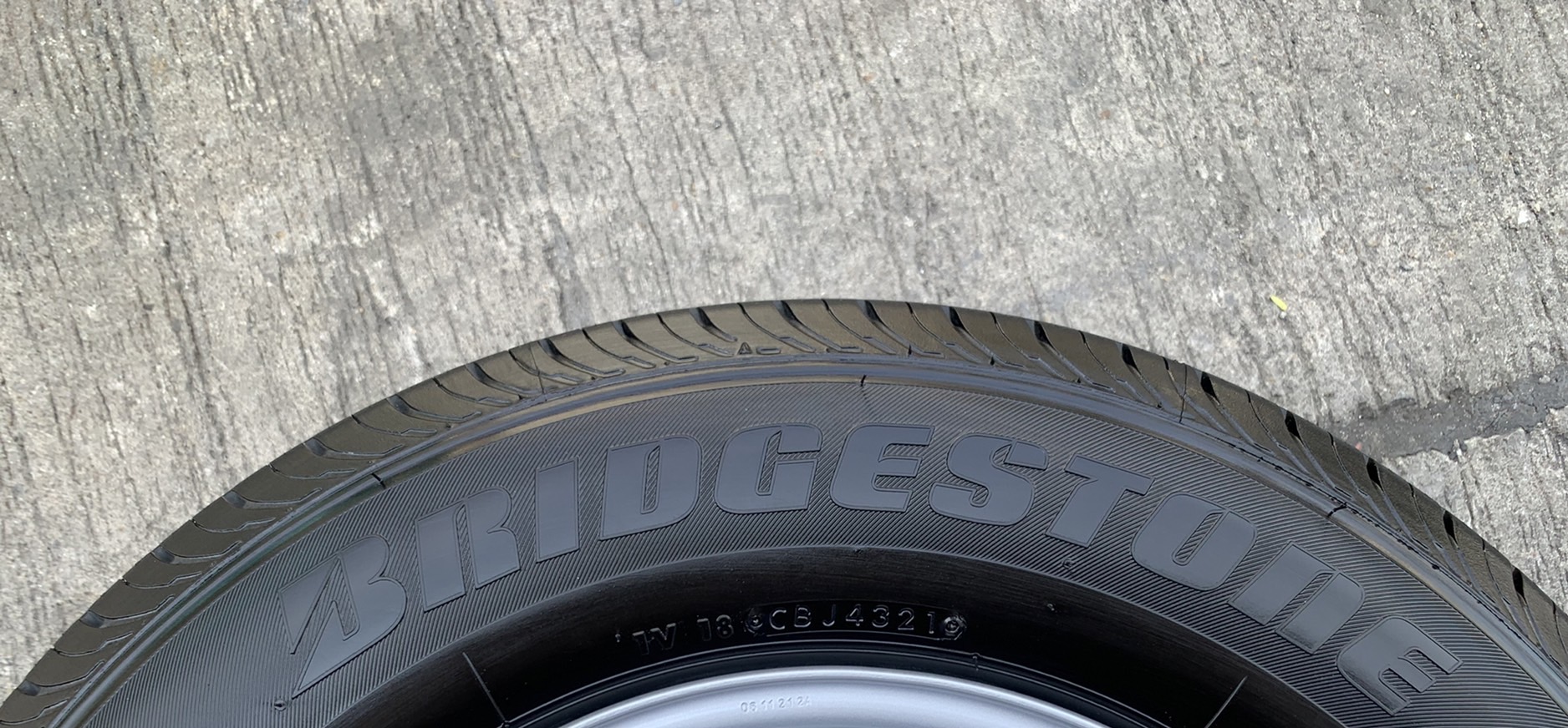 ยางป้ายแดง 215-70-15 Bridgestone ปลายปี 21 ใหม่กริ๊บๆ ใส่กับรถกระบะตัวเตี้ยได้ทุกรุ่น