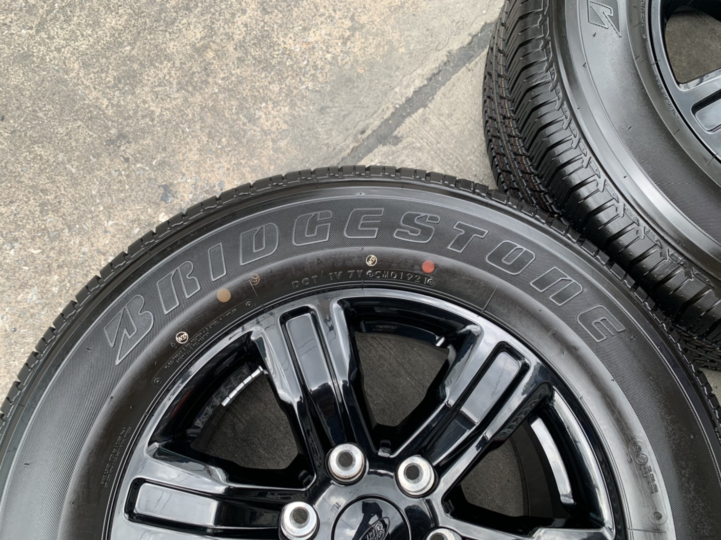 ล้อแม็กป้ายแดง Ford Ranger XLT ขอบ 17 สีดำแท้ พร้อมยางใหม่ป้ายแดง 265-65-17 Bridgestone ปี 21 ใหม่กริ๊บๆ ล้อแม็กป้ายแดง Ford Ranger XLT ขอบ 17 สีดำแท้ พร้อมยางใหม่ป้ายแดง 265-65-17 Bridgestone ปี 21 ใหม่กริ๊บๆ