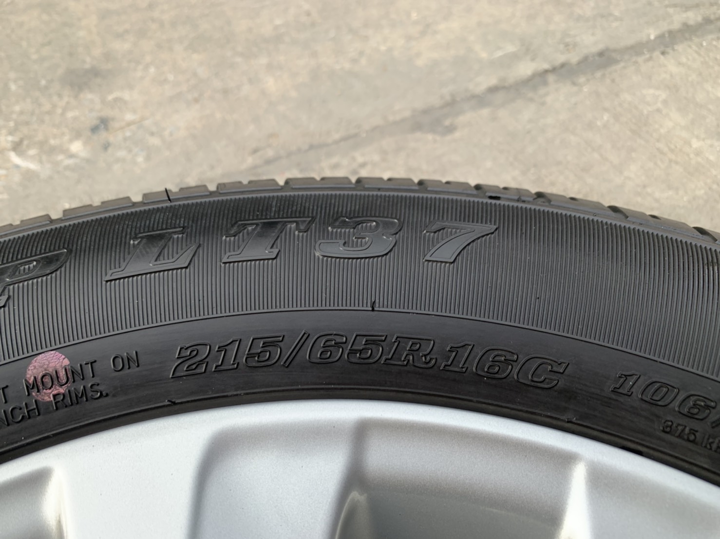 ล้อแม็ก 5รู114 Toyota Revo ขอบ 16 พร้อมยางน้องๆป้ายแดง 215-65-16 Dunlop ปี 19 สภาพสวย ล้อแม็ก 5รู114 Toyota Revo ขอบ 16 พร้อมยางน้องๆป้ายแดง 215-65-16 Dunlop ปี 19 สภาพสวย