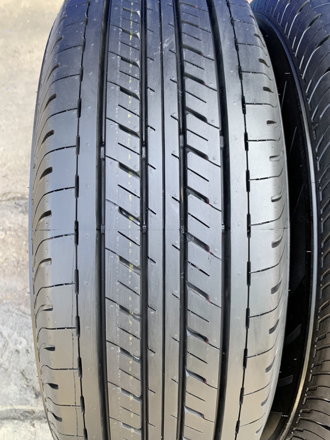ยางป้ายแดง 215-70-16 Bridgestone ปี 21 สวยกริ๊บ เหมาะสำหรับ รถกระบะตัวเตี้ยทุกรุ่น ยางป้ายแดง 215-70-16 Bridgestone ปี 21 สวยกริ๊บ เหมาะสำหรับ รถกระบะตัวเตี้ยทุกรุ่น
