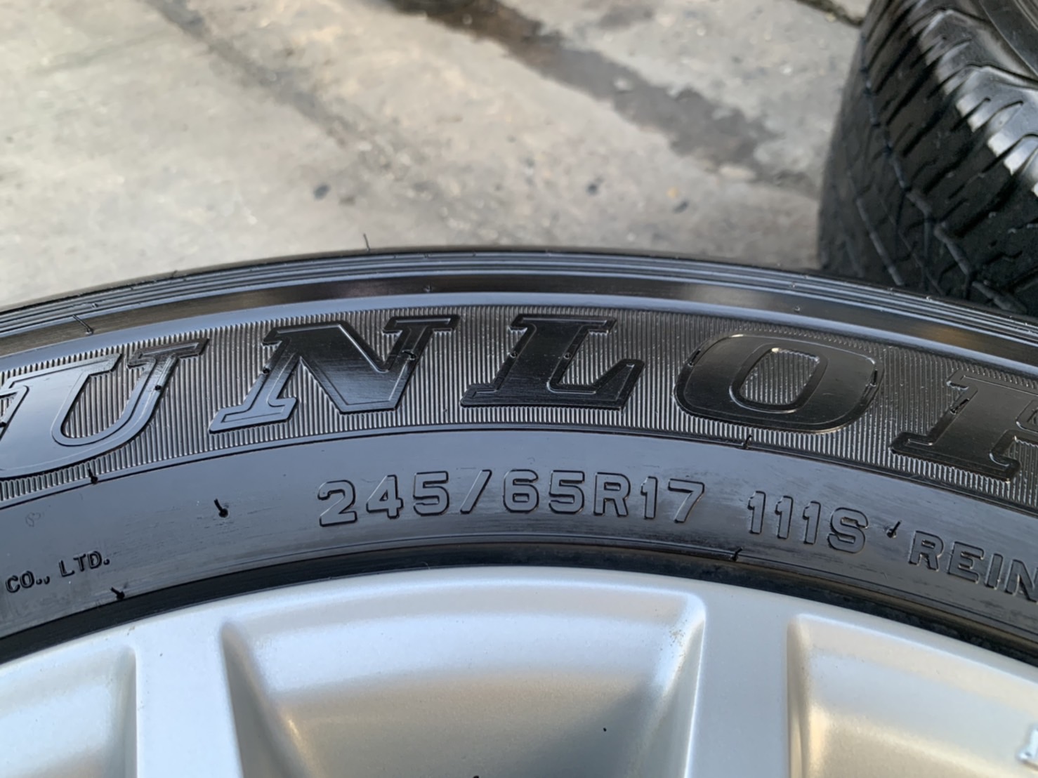 ล้อแม็ก Mitsu Pajero ก้ามปู ขอบ 17 แถมยาง 245-65-17 Dunlop ปลายปี 14
