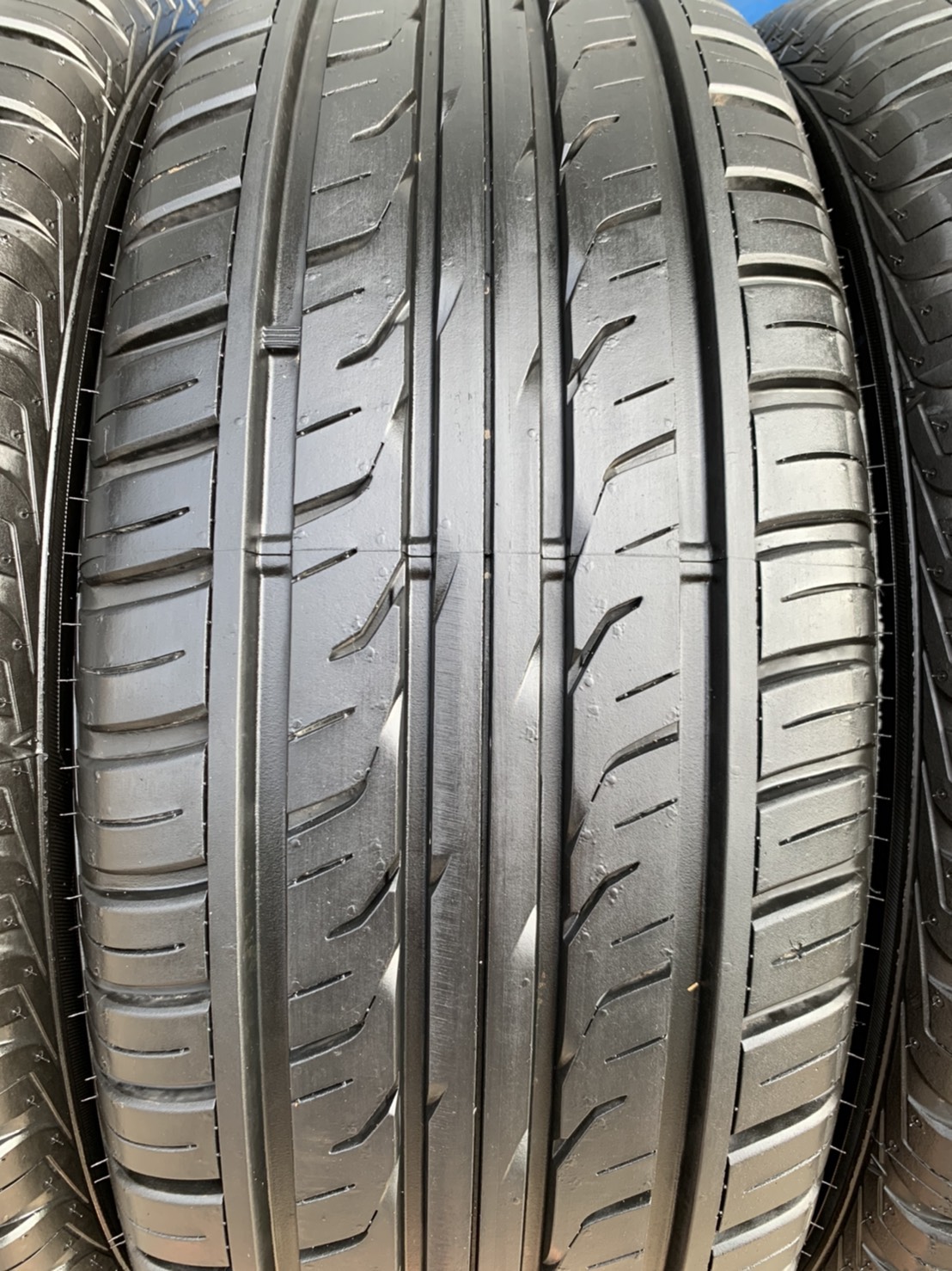 ยางป้ายแดง 265-50-20 Dunlop ปลายปี 20 เหมาะสำหรับรถกระบะตัวสูง และ SUV ทุกรุ่น