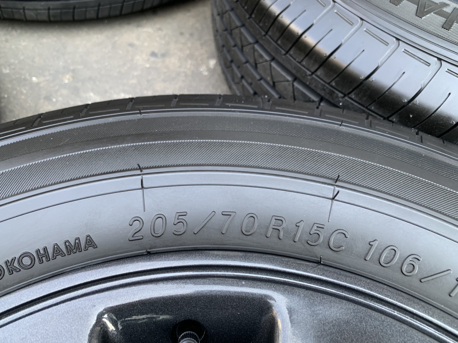 ล้อแม็ก 5รู114 Toyota Vigo Revo ขอบ 15 สีเทากัน พร้อมยางใหม่ป้ายแดง 205-70-15 Yokohama ปี 20 สวยกริ๊