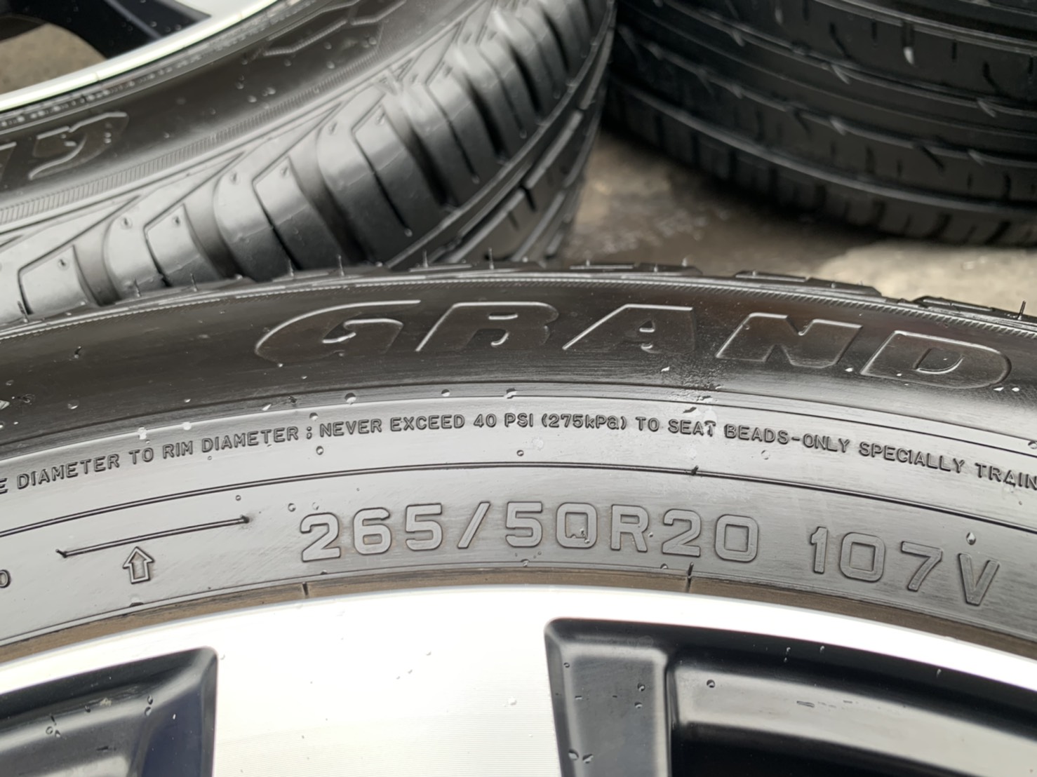 ล้อแม็ก Toyota Fortuner TRD แท้ ขอบ 20 ดำหน้าเงา พร้อมยางน้องๆป้ายแดง 265-50-20 Dunlop ปี 20 สวยๆ ล้อแม็ก Toyota Fortuner TRD แท้ ขอบ 20 ดำหน้าเงา พร้อมยางน้องๆป้ายแดง 265-50-20 Dunlop ปี 20 สวยๆ