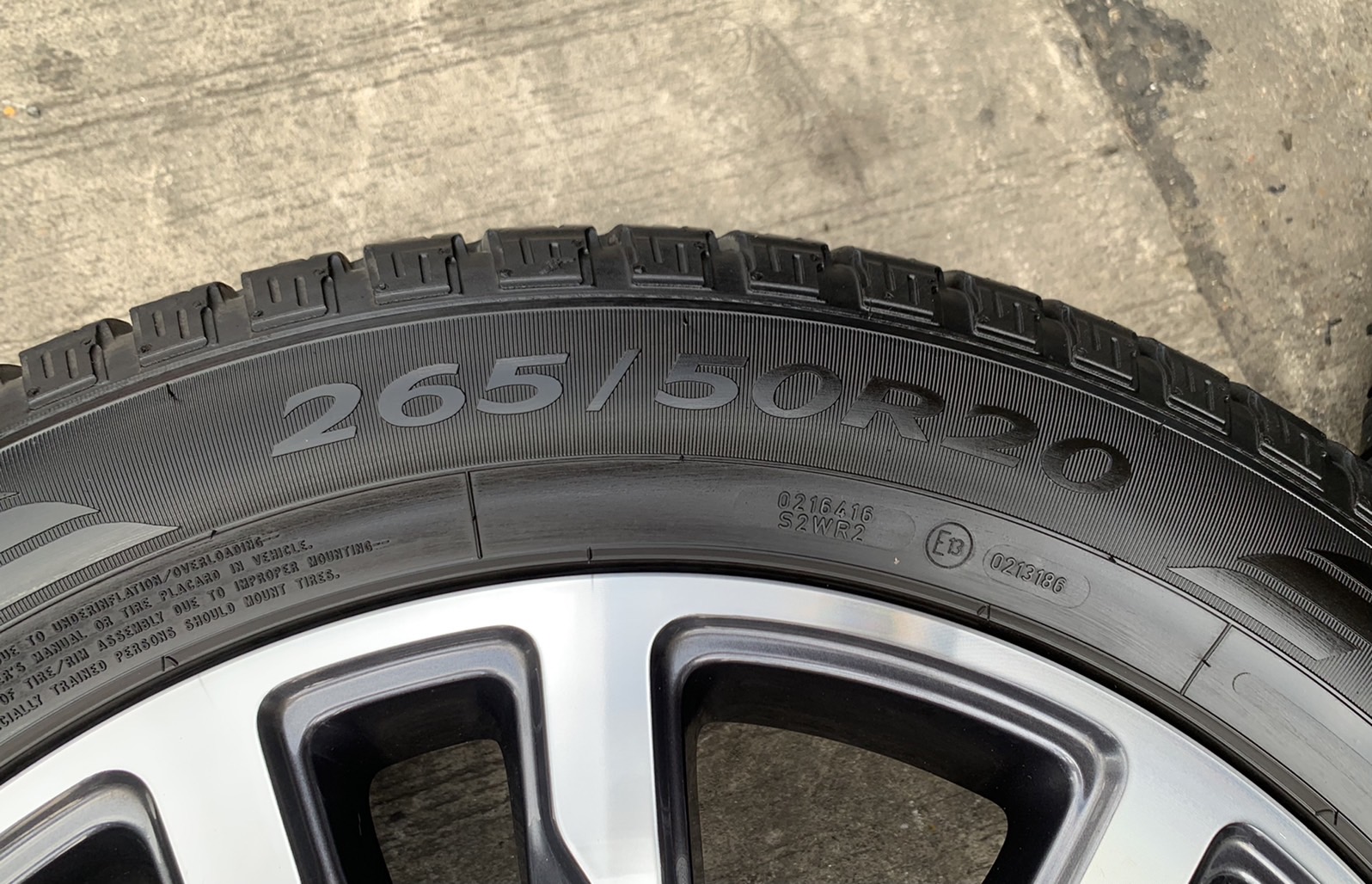 ล้อแม็ก Ford Everest ขอบ 20 เทาหน้าเงา พร้อมยาง 265-50-20 GoodYear สภาพสวย ล้อแม็ก Ford Everest ขอบ 20 เทาหน้าเงา พร้อมยาง 265-50-20 GoodYear สภาพสวย