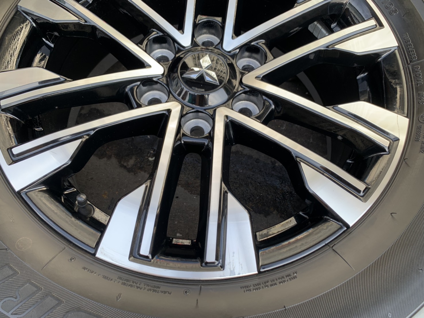 ล้อแม็ก Mitsu Pajero Sport รุ่นใหม่ล่าสุด ขอบ 18 ดำหน้าเงา พร้อมยาง 265-60-18 Bridgestone ปี 19 สภาพดี ล้อแม็ก Mitsu Pajero Sport รุ่นใหม่ล่าสุด ขอบ 18 ดำหน้าเงา พร้อมยาง 265-60-18 Bridgestone ปี 19 สภาพดี