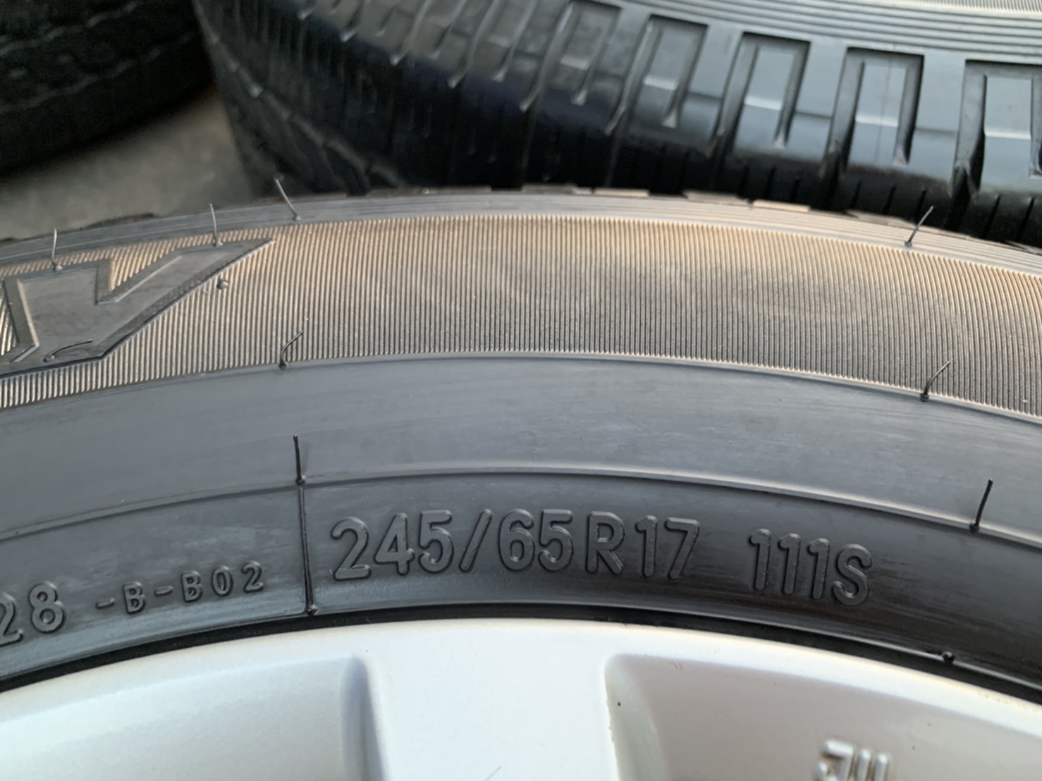 ล้อแม็ก Mitsu Pajero ก้านวาย ขอบ 17 พร้อมยาง 245-65-17 TOYO ปลายปี 16 ล้อแม็ก Mitsu Pajero ก้านวาย ขอบ 17 พร้อมยาง 245-65-17 TOYO ปลายปี 16