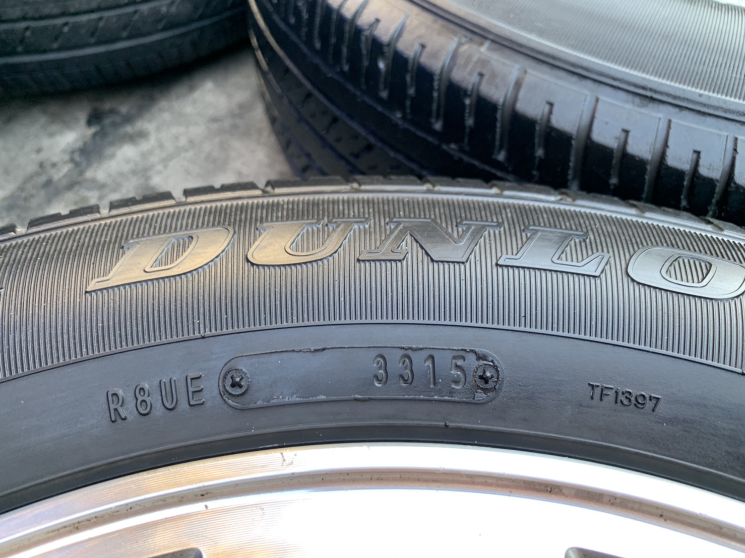 ล้อแม็ก 6รู139 Toyota Vigo ขอบ 16 สีเทาหน้าเงา แถมยาง 215-65-16 Dunlop ปี 15