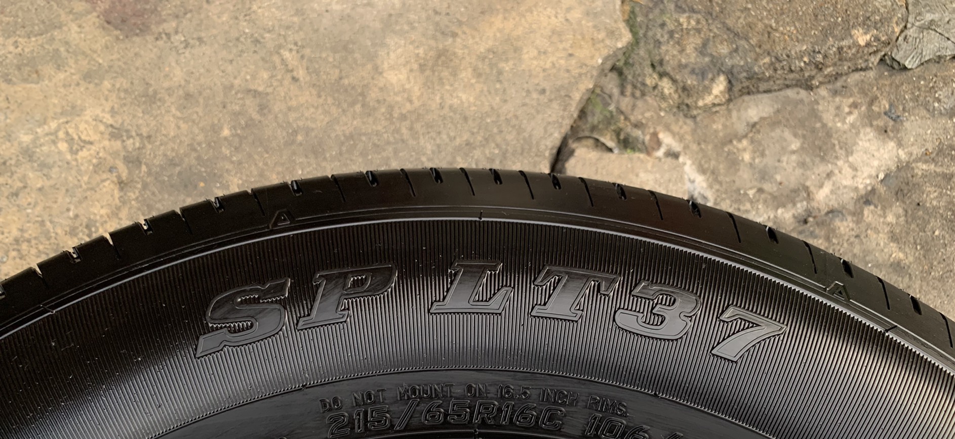 ยางป้ายแดง 215-65-16 Dunlop ปลายปี 20 สวยกริ๊บ เหมาะสำหรับ รถกระบะตัวเตี้ยทุกรุ่น ยางป้ายแดง 215-65-16 Dunlop ปลายปี 20 สวยกริ๊บ เหมาะสำหรับ รถกระบะตัวเตี้ยทุกรุ่น