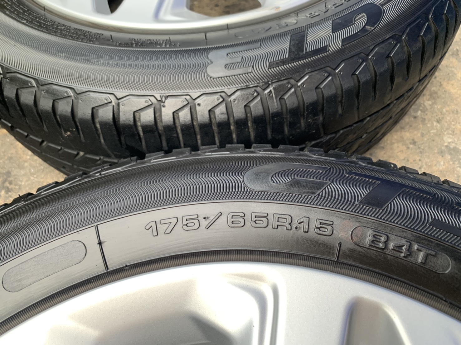 ล้อแม็ก Honda Jazz ตัวรองท็อป ขอบ 15 พร้อมยาง 175-65-15 GoodYear ปี 18 ล้อแม็ก Honda Jazz ตัวรองท็อป ขอบ 15 พร้อมยาง 175-65-15 GoodYear ปี 18