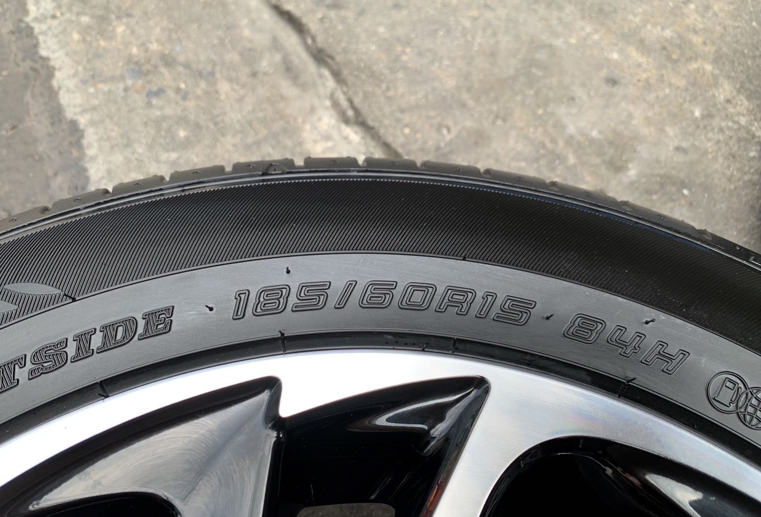 ล้อแม็กป้ายแดง Toyota Yaris Sport รุ่นใหม่ล่าสุด ขอบ 15 สีดำหน้าเงา พร้อมยางใหม่ป้ายแดง 185-60-15 Dunlop ปลายปี 21 ใหม่ยกห้าง ถอดจากโชว์รูม ล้อแม็กป้ายแดง Toyota Yaris Sport รุ่นใหม่ล่าสุด ขอบ 15 สีดำหน้าเงา พร้อมยางใหม่ป้ายแดง 185-60-15 Dunlop ปลายปี 21 ใหม่ยกห้าง ถอดจากโชว์รูม