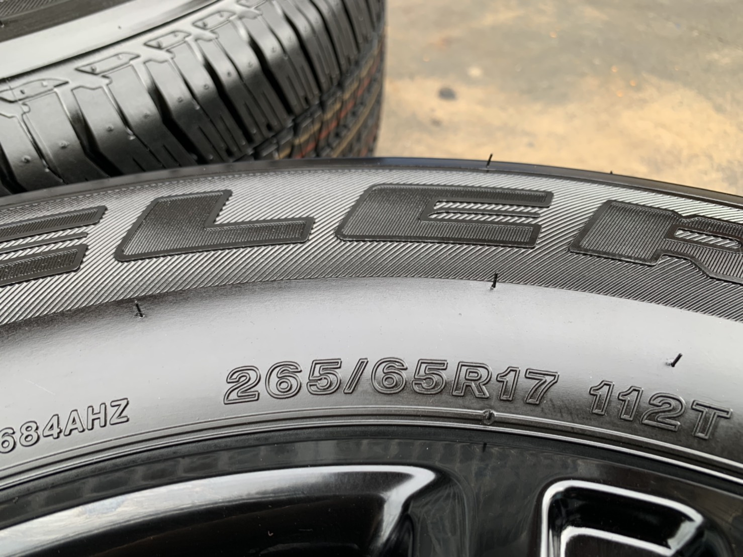 ล้อแม็กป้ายแดง Ford Ranger XLT ขอบ 17 สีดำแท้ พร้อมยางใหม่ป้ายแดง 265-65-17 Bridgestone ปี 21 ใหม่ๆ สวยกริ๊บๆ