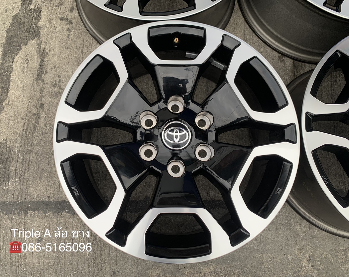 ล้อแม็กป้ายแดง Toyota Revo รุ่นใหม่ล่าสุด ขอบ 18 ดำหน้าเงา สวยกริ๊บๆ ล้อแม็กป้ายแดง Toyota Revo รุ่นใหม่ล่าสุด ขอบ 18 ดำหน้าเงา สวยกริ๊บๆ