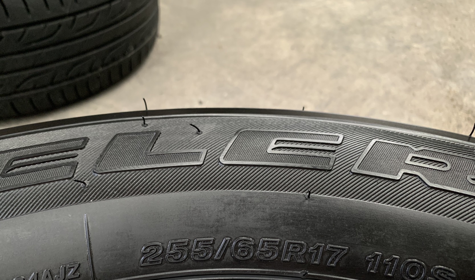 ยางป้ายแดง 255-65-17 Bridgestone ปี 20 สวยกริ๊บๆ