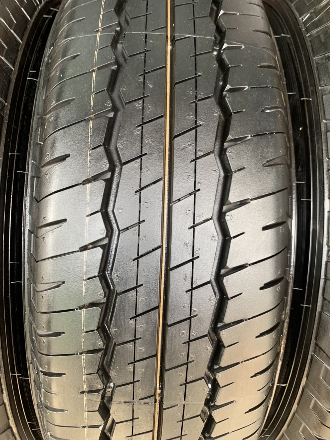 ยางป้ายแดง 215-70-16 Dunlop ปี 21 สวยกริ๊บๆ เหมาะสำหรับ รถกระบะตัวเตี้ย ทุกรุ่น