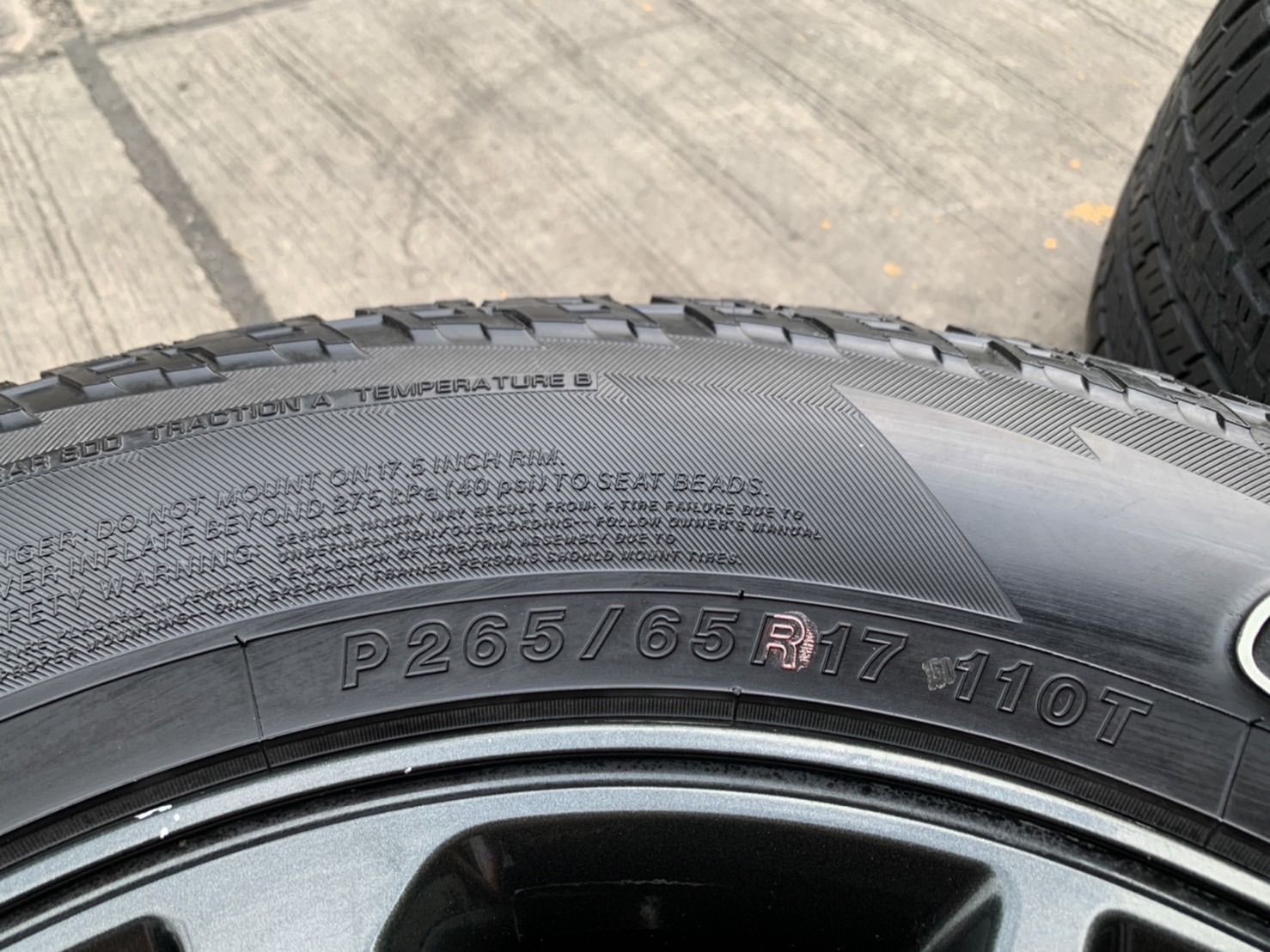 ล้อแม็ก Toyota Fortuner BMC ขอบ 17 สีเทาดำ พร้อมยาง 265-65-17 Yokohama ปี 18