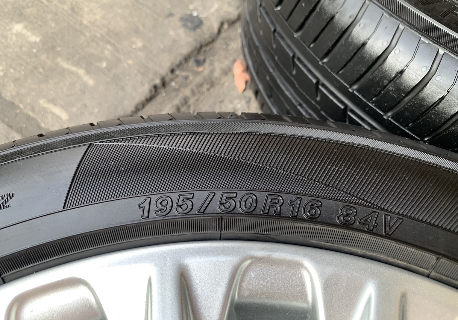 ล้อแม็ก 4รู100 Ford Fiesta ขอบ 16 พร้อมยาง 195-50-16 Yokohama ปี 19 ล้อแม็ก 4รู100 Ford Fiesta ขอบ 16 พร้อมยาง 195-50-16 Yokohama ปี 19