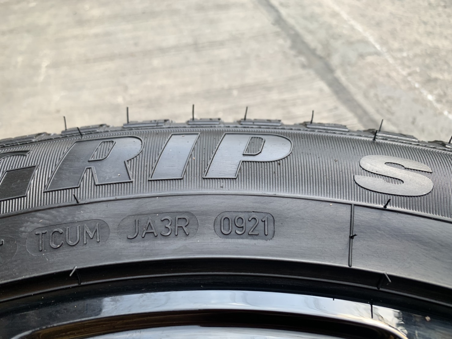 ล้อแม็กป้ายแดง Ford Everest รุ่นใหม่ล่าสุด ขอบ 20 สีดำแท้ พร้อมยางใหม่ป้ายแดง 265-50-20 GoodYear ปี 21 ใหม่กริ๊บๆ ล้อแม็กป้ายแดง Ford Everest รุ่นใหม่ล่าสุด ขอบ 20 สีดำแท้ พร้อมยางใหม่ป้ายแดง 265-50-20 GoodYear ปี 21 ใหม่กริ๊บๆ