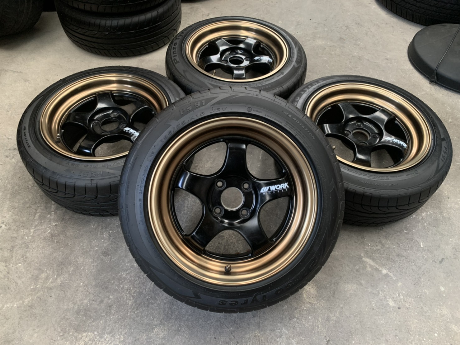 ล้อแม็ก 4รู100 S1 ขอบ 15 สีดำขอบชา พร้อมยาง 195-55-15 Pinso Tyres ปี 17