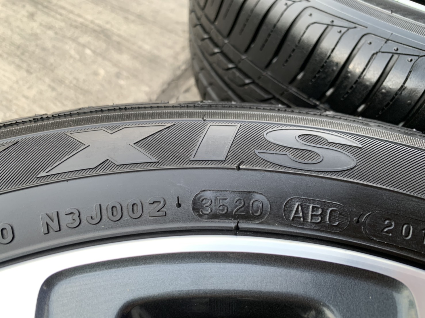 ล้อแม็กป้ายแดง Toyota Yaris Ativ ขอบ 15 สีเทาหน้าเงา พร้อมยางป้ายแดง 185-60-15 Maxxis ปี 20 สวยๆ ล้อแม็กป้ายแดง Toyota Yaris Ativ ขอบ 15 สีเทาหน้าเงา พร้อมยางป้ายแดง 185-60-15 Maxxis ปี 20 สวยๆ