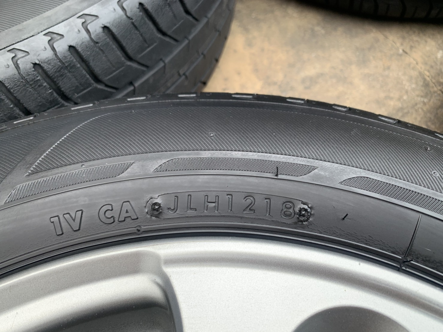 ล้อแม็ก Toyota Vios รุ่น ฉลอง 50 ปี ขอบ 15 สีรมดำ พร้อมยาง 185-60-15 Bridgestone ปี 18 ล้อแม็ก Toyota Vios รุ่น ฉลอง 50 ปี ขอบ 15 สีรมดำ พร้อมยาง 185-60-15 Bridgestone ปี 18