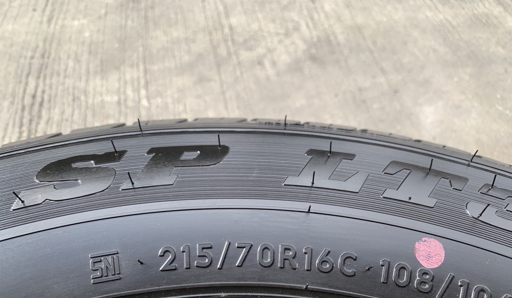 ยางป้ายแดง 215-70-16 Dunlop ปี 21 เหมาะสำหรับ รถกระบะตัวเตี้ย ทุกรุ่น
