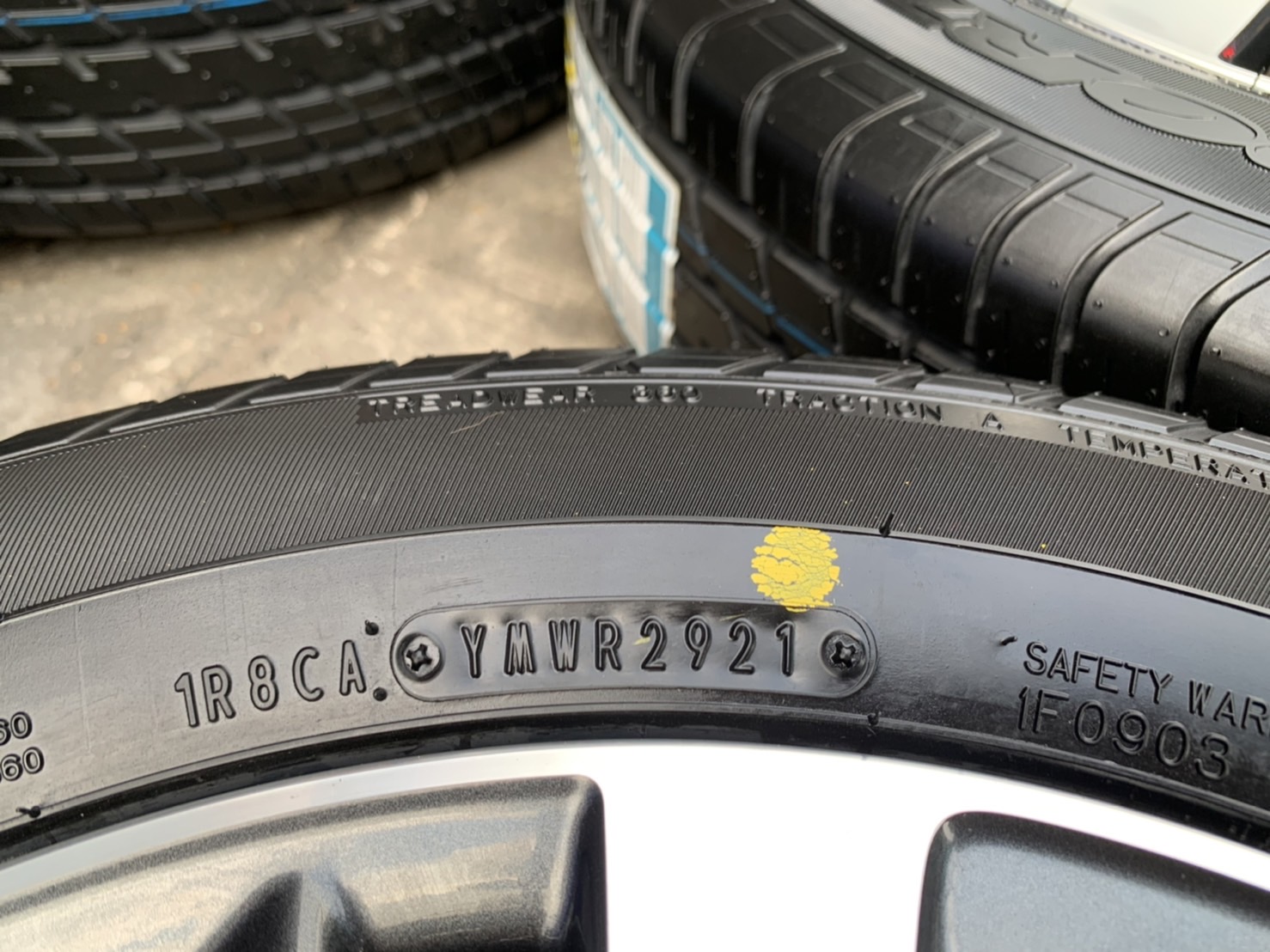 ล้อแม็กป้ายแดง Toyota Yaris Ativ ขอบ 15 สีเทาหน้าเงา พร้อมยางใหม่ 185-60-15 Dunlop ปี 21