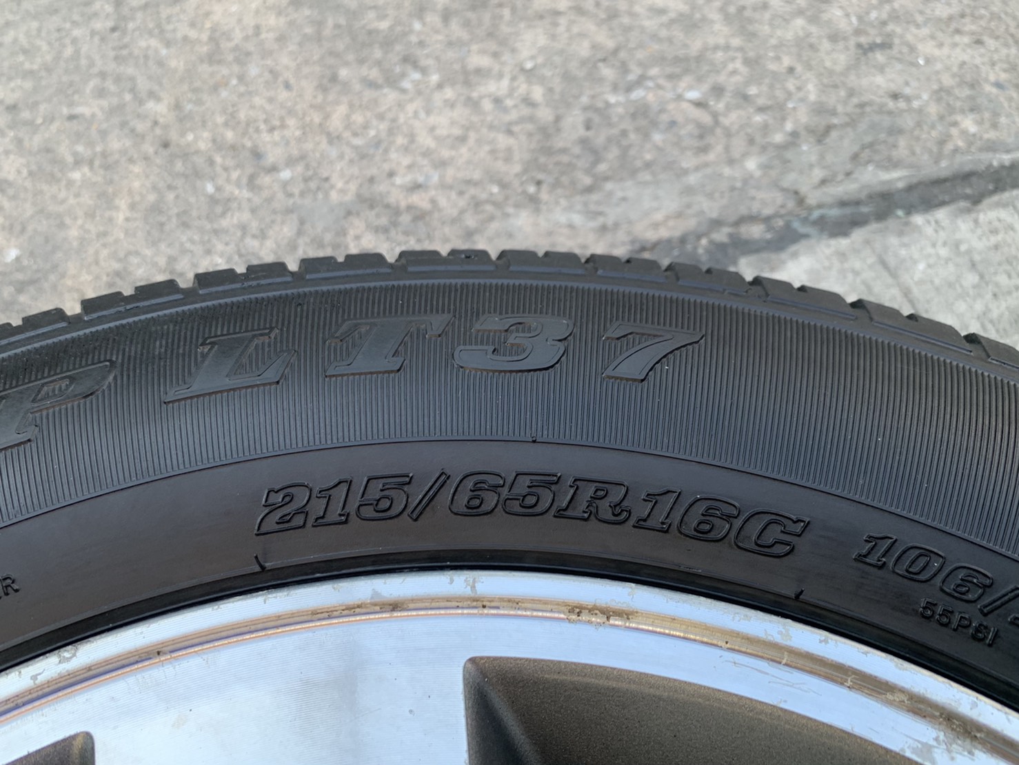 ล้อแม็ก 6รู139 Toyota Vigo ขอบ 16 สีเทาหน้าเงา แถมยาง 215-65-16 Dunlop ปี 15