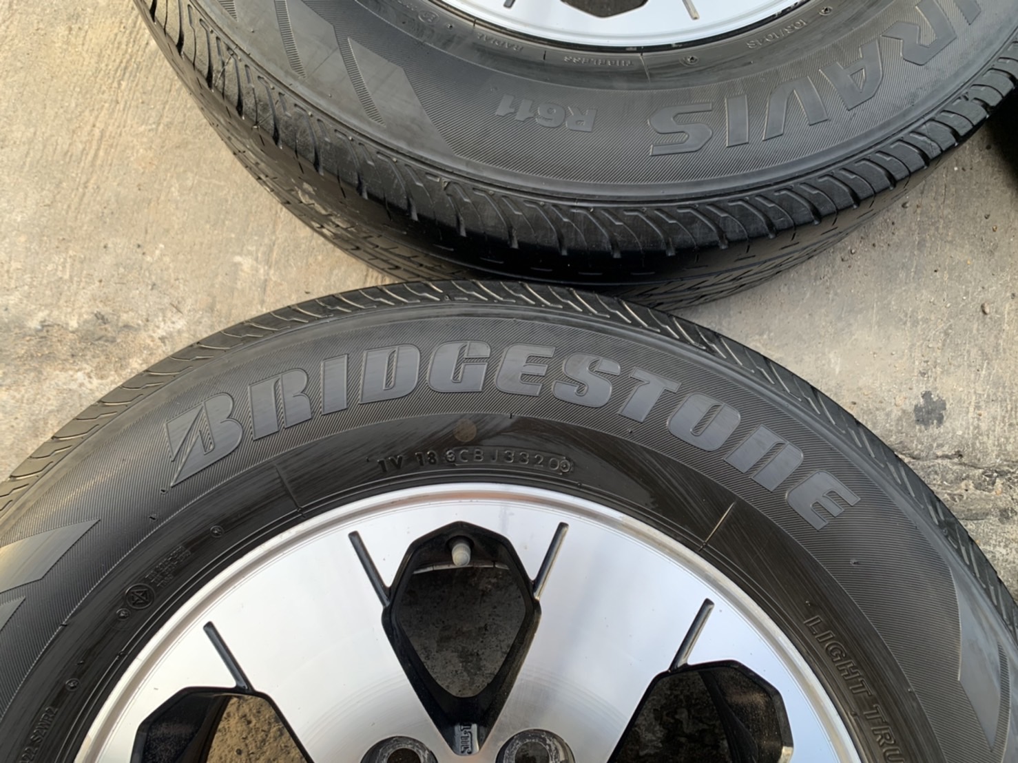 ล้อแม็ก Toyota Ventury รถตู้ ขอบ 15 พร้อมยาง 215-70-15 Bridgestone ปี 19