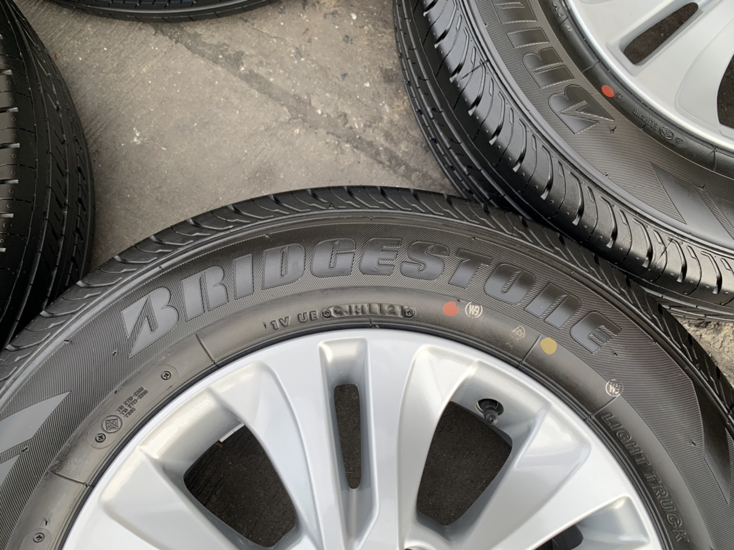 ล้อแม็กป้ายแดง Toyota Revo ขอบ 16 พร้อมยางใหม่ป้ายแดง 215-65-16 Bridgestone ปี 21 ใหม่กริ๊บ ล้อแม็กป้ายแดง Toyota Revo ขอบ 16 พร้อมยางใหม่ป้ายแดง 215-65-16 Bridgestone ปี 21 ใหม่กริ๊บ