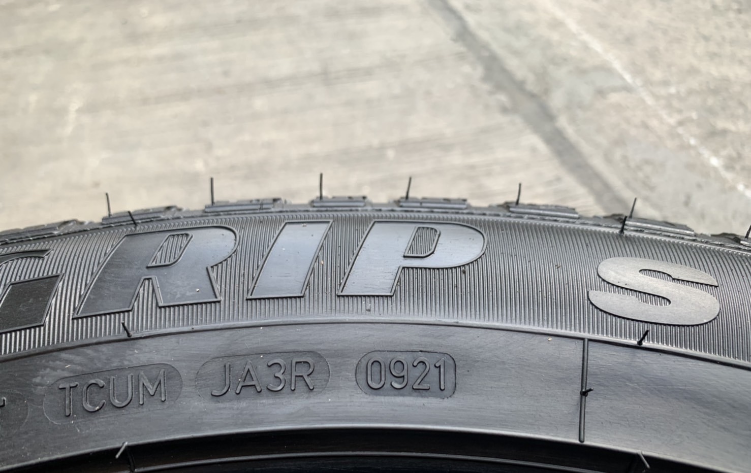 ยางใหม่ป้ายแดง 265-50-20 GoodYear ปี 21 ใหม่มาก เหมาะสำหรับ รถกระบะตัวสูง และ SUV ทุกรุ่น