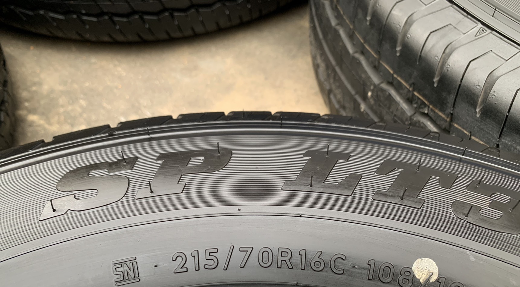 ยางใหม่ป้ายแดง 215-70-16 Dunlop ปี 20 ใหม่กริ๊บๆ ยางใหม่ป้ายแดง 215-70-16 Dunlop ปี 20 ใหม่กริ๊บๆ