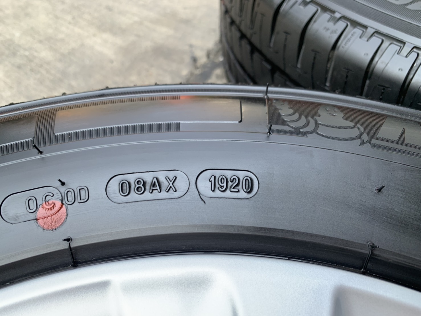 ล้อแม็กป้ายแดง Toyota Revo ขอบ 16 พร้อมยางใหม่ป้ายแดง 215-65-16 Michelin ปี 20 ใหม่กริ๊บ ล้อแม็กป้ายแดง Toyota Revo ขอบ 16 พร้อมยางใหม่ป้ายแดง 215-65-16 Michelin ปี 20 ใหม่กริ๊บ